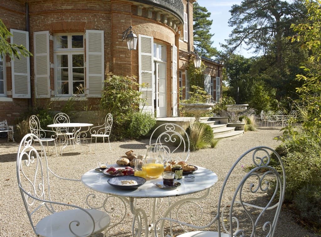 Petit-déjeuner en terrasse au Château de Roquefoulet