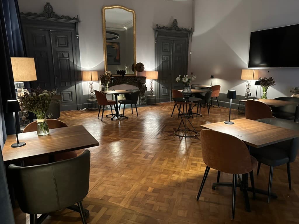 Château dining room